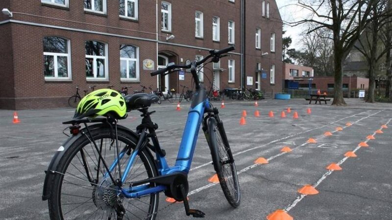 Auf dem Ratinger Schützenplatz: Kreisverkehrswacht bietet Pedelec-Training