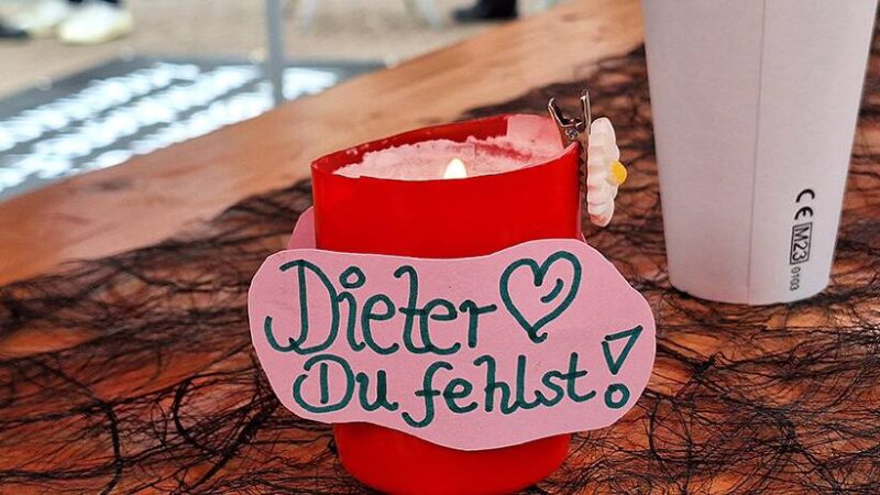 Drogengedenktag in der Neusser Innenstadt : „Sagen Sie bitte, dass Drogenabhängige keine schlechten Menschen sind“