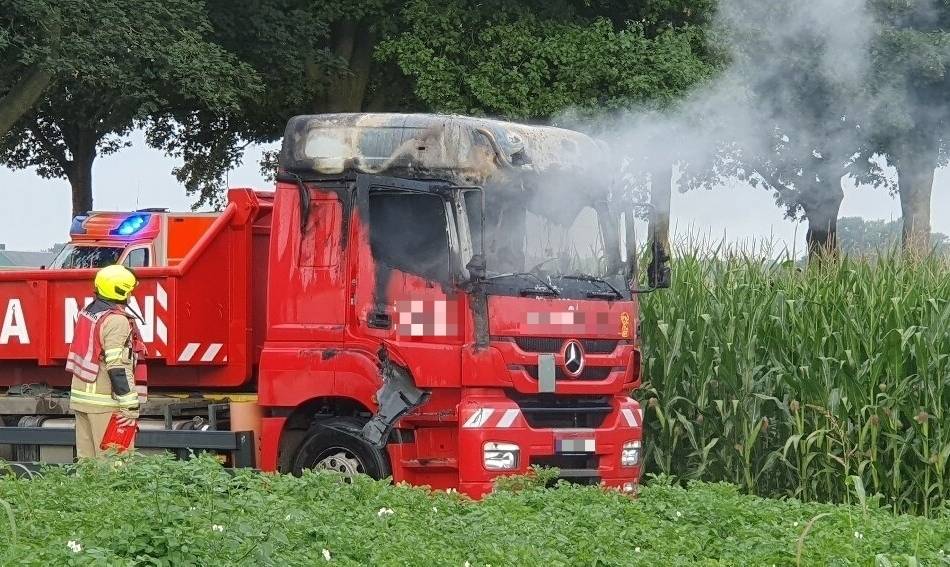 Schreck in Uedem: Lkw gerät während der Fahrt in Brand – Fahrer reagiert geistesgegenwärtig