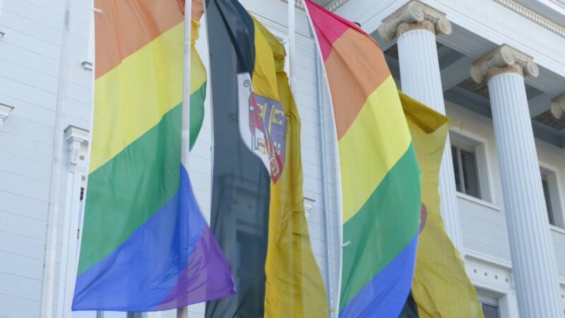 Streit um Regenbogenflagge in Krefeld: „Eine Möchtegern-Kulturkampf-Debatte”