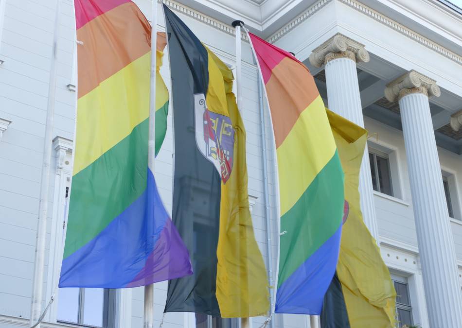 Streit um Regenbogenflagge in Krefeld: „Eine Möchtegern-Kulturkampf-Debatte”