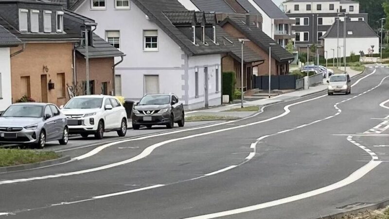 Bürgertreffen mit der Gemeindespitze: Warum in Brüggen eine Straße krumm und schief ist