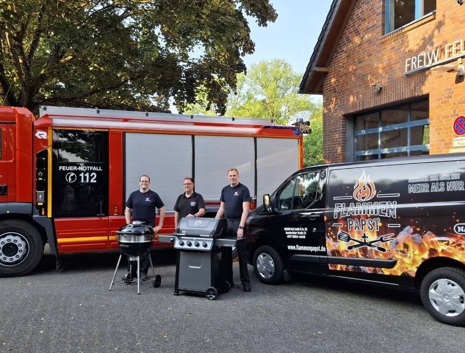 Spende in Korschenbroich: Hochwertige Gasgrills für Einheit Herrenshoff