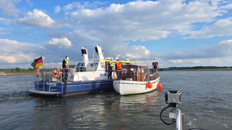 „Das ist eine ernste Gefahr“: Boot auf dem Rhein plötzlich manövrierunfähig – Einsatzkräfte schleppen es ab