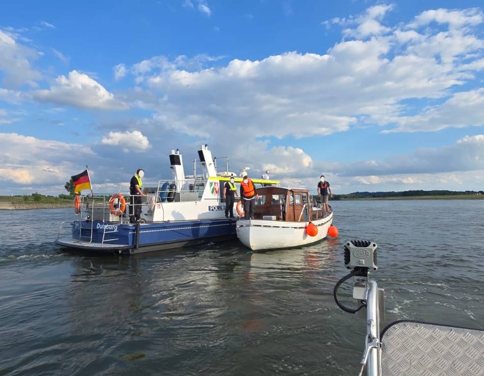 „Das ist eine ernste Gefahr“: Boot auf dem Rhein plötzlich manövrierunfähig – Einsatzkräfte schleppen es ab