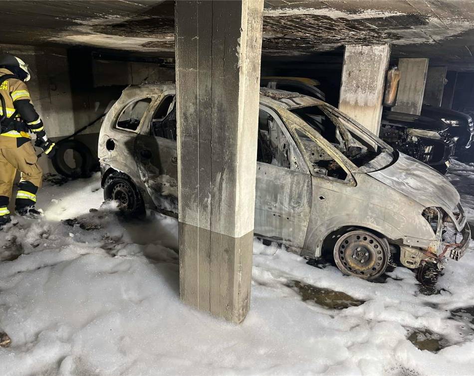 Brennendes Auto in Meerbuscher Tiefgarage: „Es war unfassbar heiß, und man hat gar nichts gesehen“