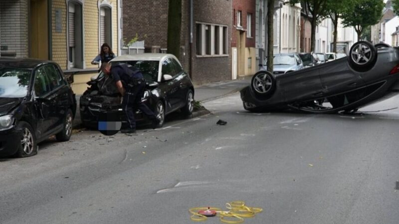 Crash in Viersen: Auto landet bei Unfall auf dem Dach