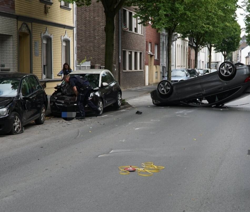 Crash in Viersen: Auto landet bei Unfall auf dem Dach