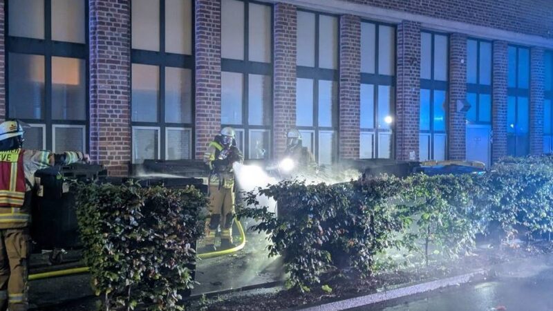 Mitten in Kleve: Müllcontainer in Flammen – Feuerwehr-Einsatz an der Hoffmannallee