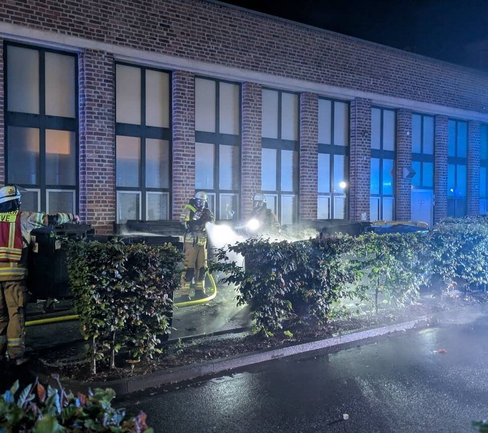 Mitten in Kleve: Müllcontainer in Flammen – Feuerwehr-Einsatz an der Hoffmannallee