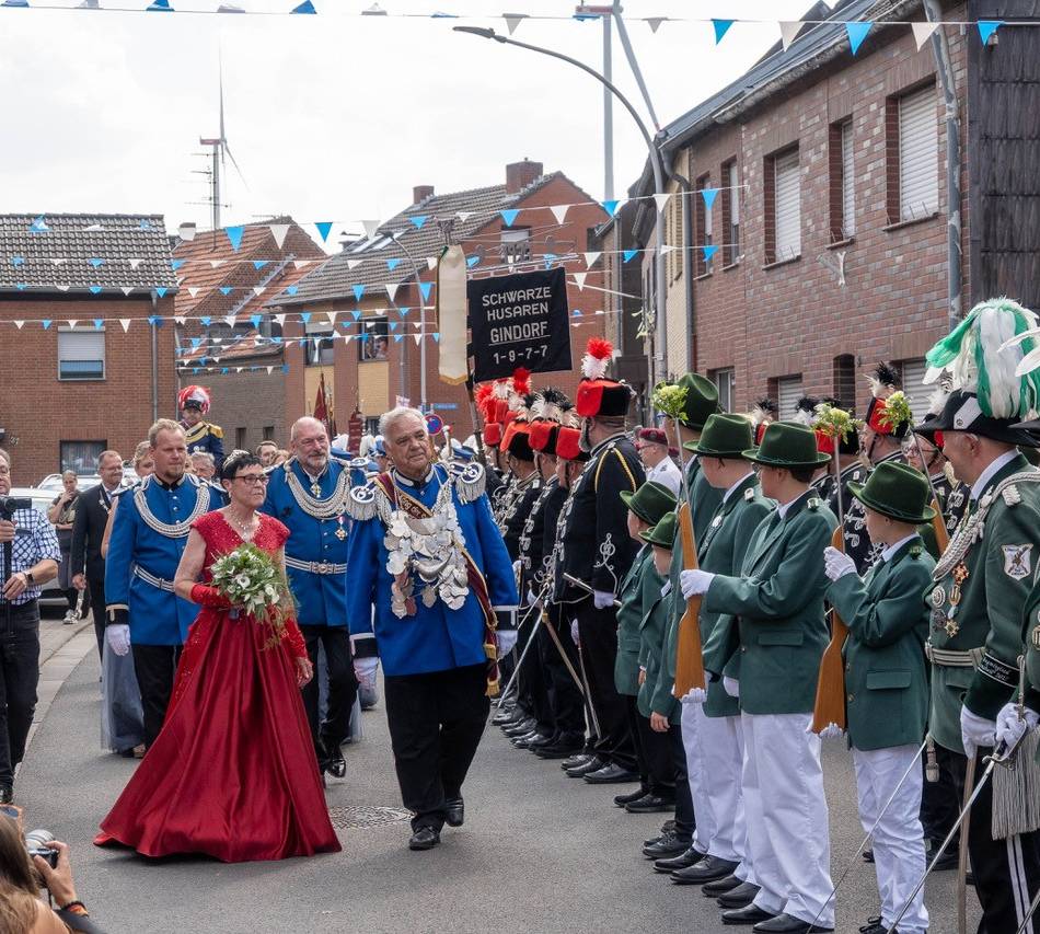 Brauchtum in Grevenbroich: Gindorf feiert Broerfest mit König und Kultband