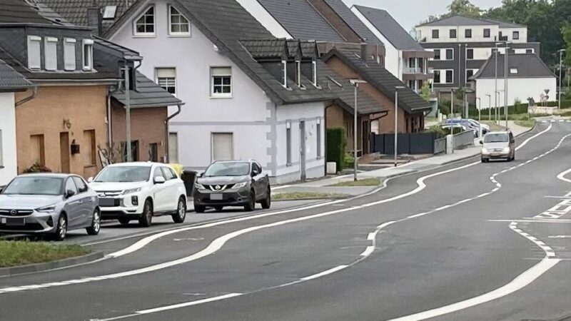 Eigenwillige Straßenmarkierung in Brüggen: Born to be krumm