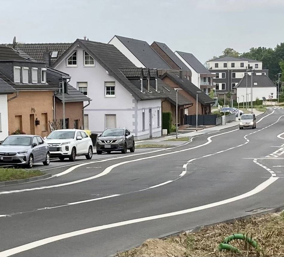 Eigenwillige Straßenmarkierung in Brüggen: Born to be krumm