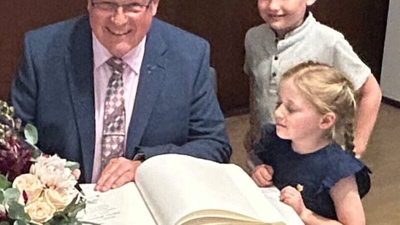 Ehre für Robert Hoppe: Bundesschützenmeister trägt sich ins Goldene Buch der Stadt Grevenbroich ein