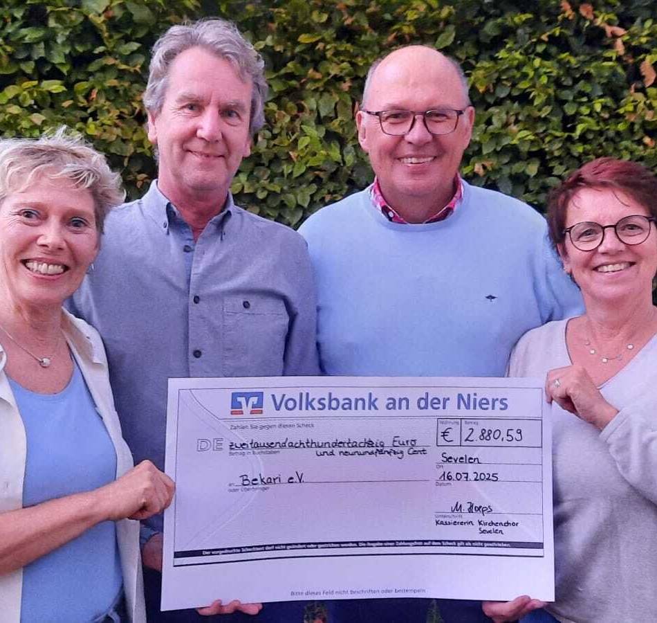 Brot- und Fisch-Aktion: Kirchenchor Sevelen spendet für Gelderner Tafel und Issumer Verein Bekari