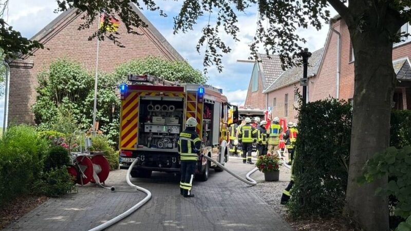 In Emmericher Eyland: Brand an Hauswand – Feuerwehr in Kalkar im Großeinsatz