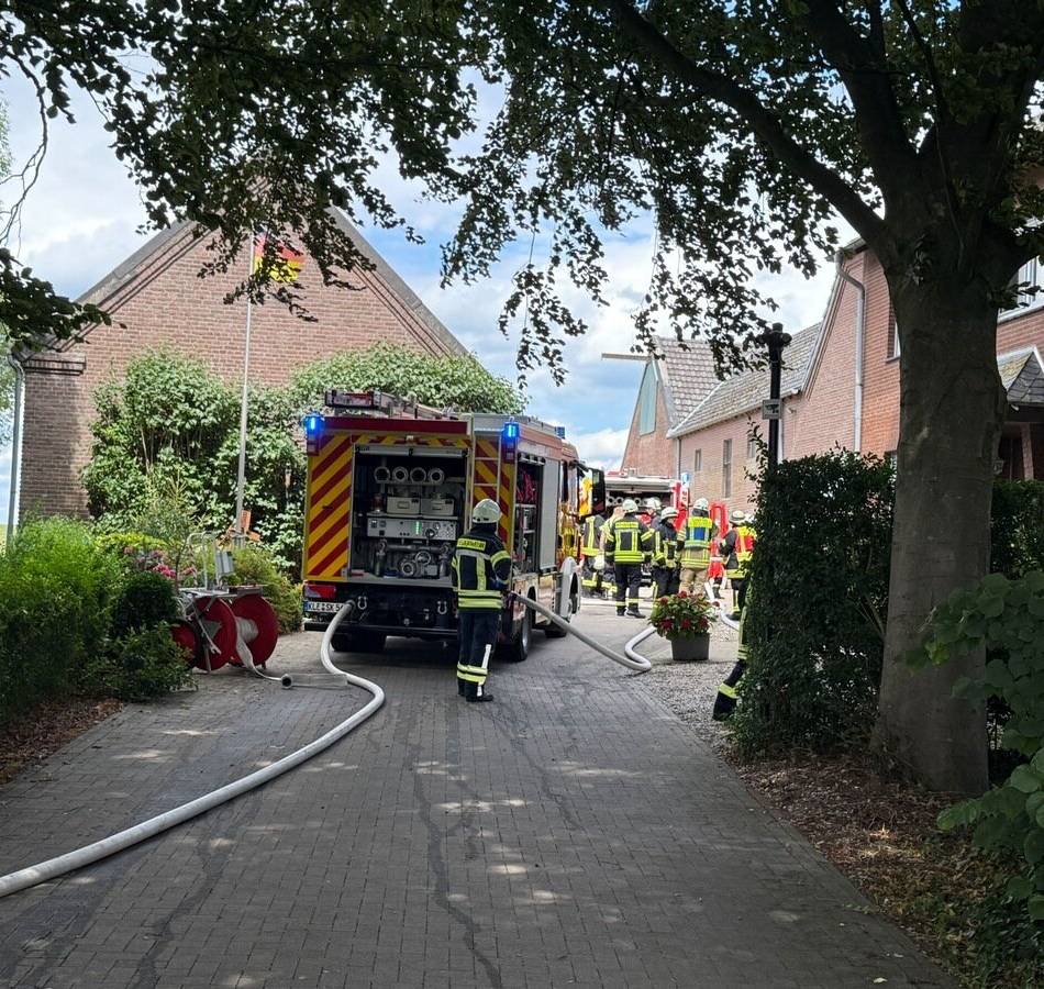 In Emmericher Eyland: Brand an Hauswand – Feuerwehr in Kalkar im Großeinsatz
