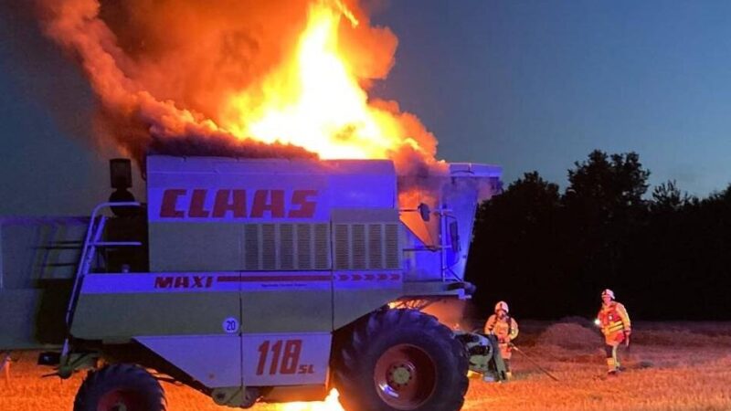 Ein Einsatz und ein Fehlalarm: Mähdrescher brannte auf Feld bei Gustorf