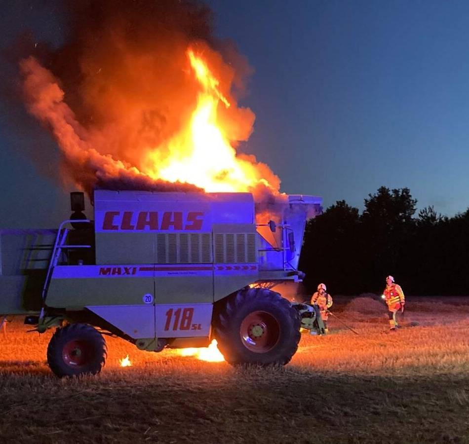 Ein Einsatz und ein Fehlalarm: Mähdrescher brannte auf Feld bei Gustorf