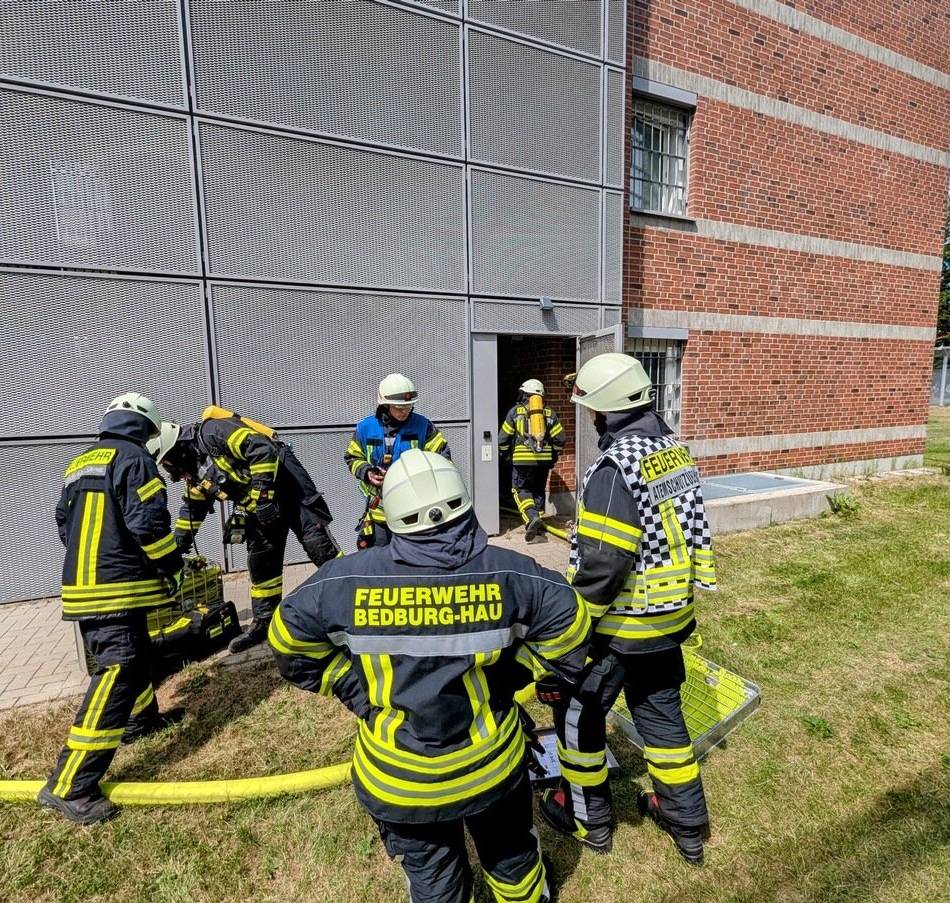 Einsatz in Bedburg-Hau: Brand in der LVR-Klinik – Matratze in Patientenzimmer in Flammen
