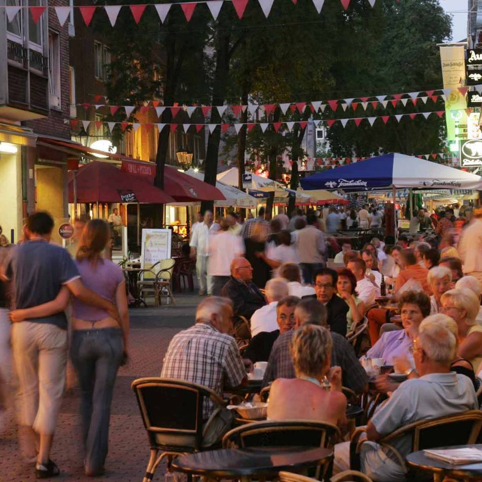 Düsseldorf will Kioskbetrieb strenger regeln: OB Stephan Keller will Alkoholverkauf in der Altstadt einschränken