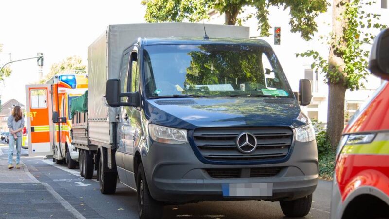 Verkehrsunfall in Krefeld: Transporter bringt E-Scooter-Fahrerin zu Fall