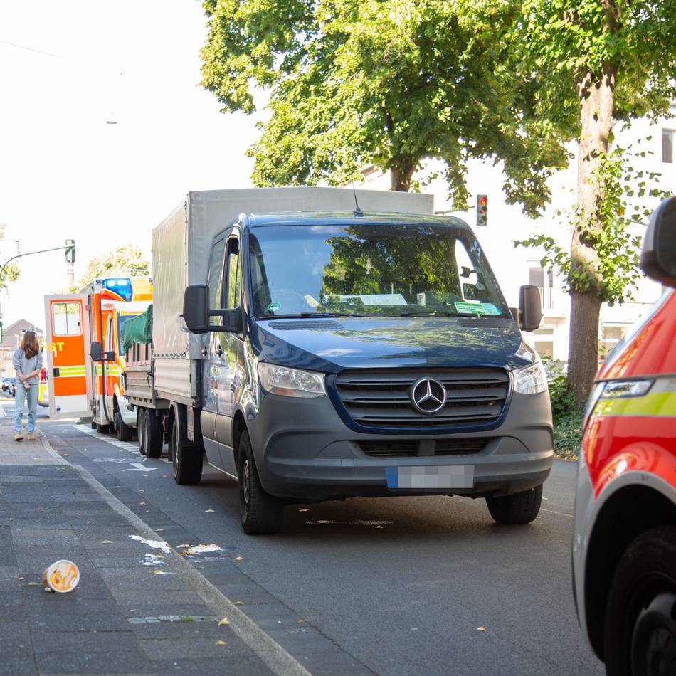Verkehrsunfall in Krefeld: Transporter bringt E-Scooter-Fahrerin zu Fall