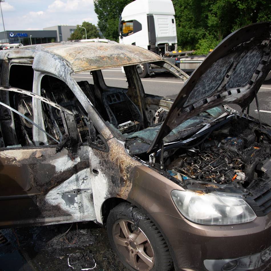 Zwei Einsätze in Krefeld: Polizei rettet Frau, bevor Auto komplett ausbrennt