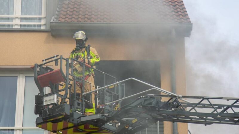 Zwei Brände in Krefeld: Feuerwehr löscht Holz und Zimmerbrand