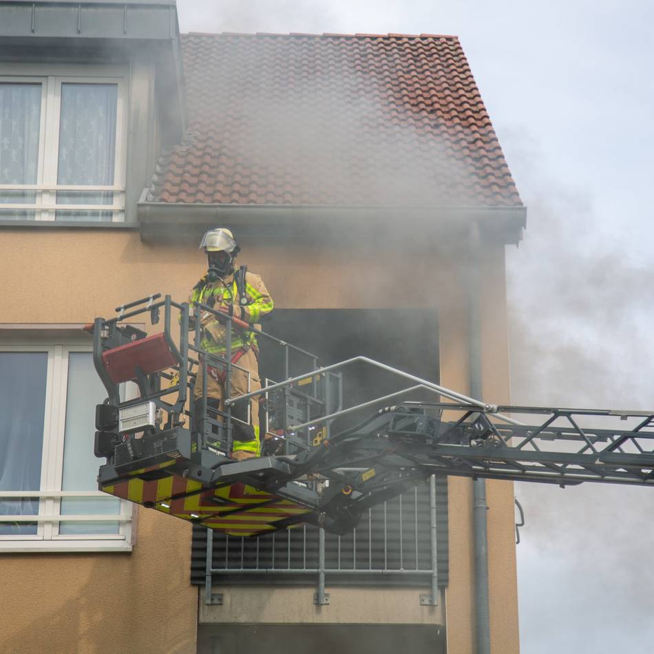 Zwei Brände in Krefeld: Feuerwehr löscht Holz und Zimmerbrand