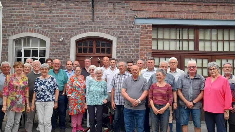 Rathaus-Mitarbeiter bei der Training Base: Pensionärstreffen der Gemeinde Weeze
