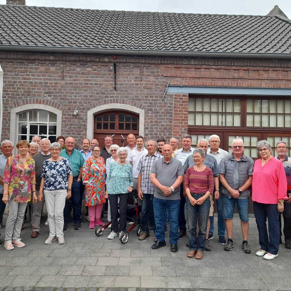 Rathaus-Mitarbeiter bei der Training Base: Pensionärstreffen der Gemeinde Weeze