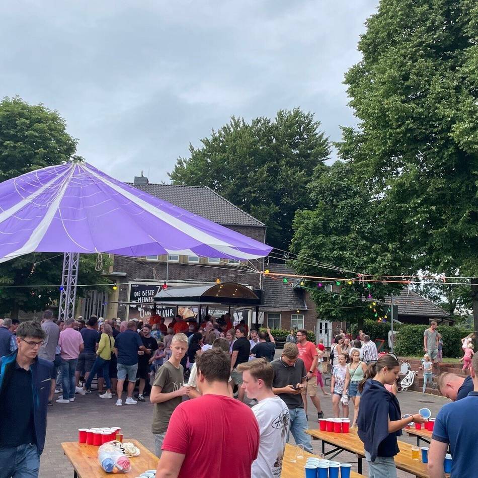 St.-Nikolaus-Bruderschaft Veen-Winnenthal: Dorf- und Brunnenfest zog Groß und Klein an