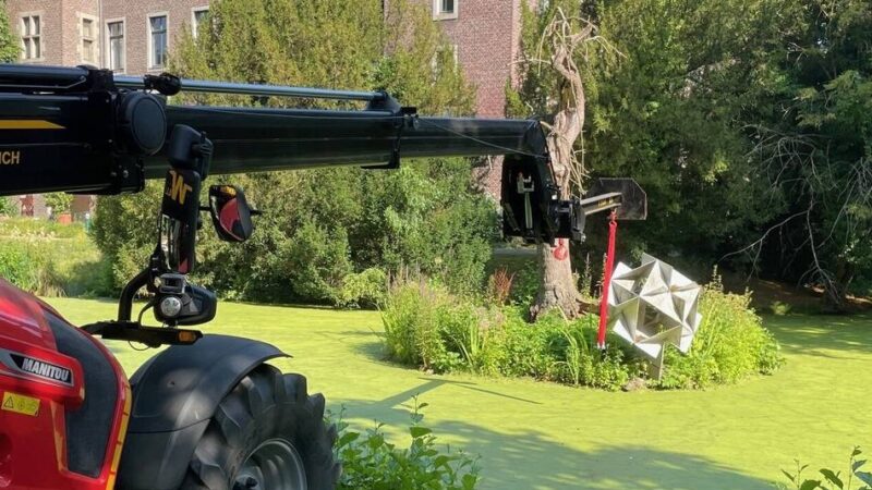„Asteroid“ im Schlosspark in Neersen: Kunstwerk von bröckelnder Insel gerettet
