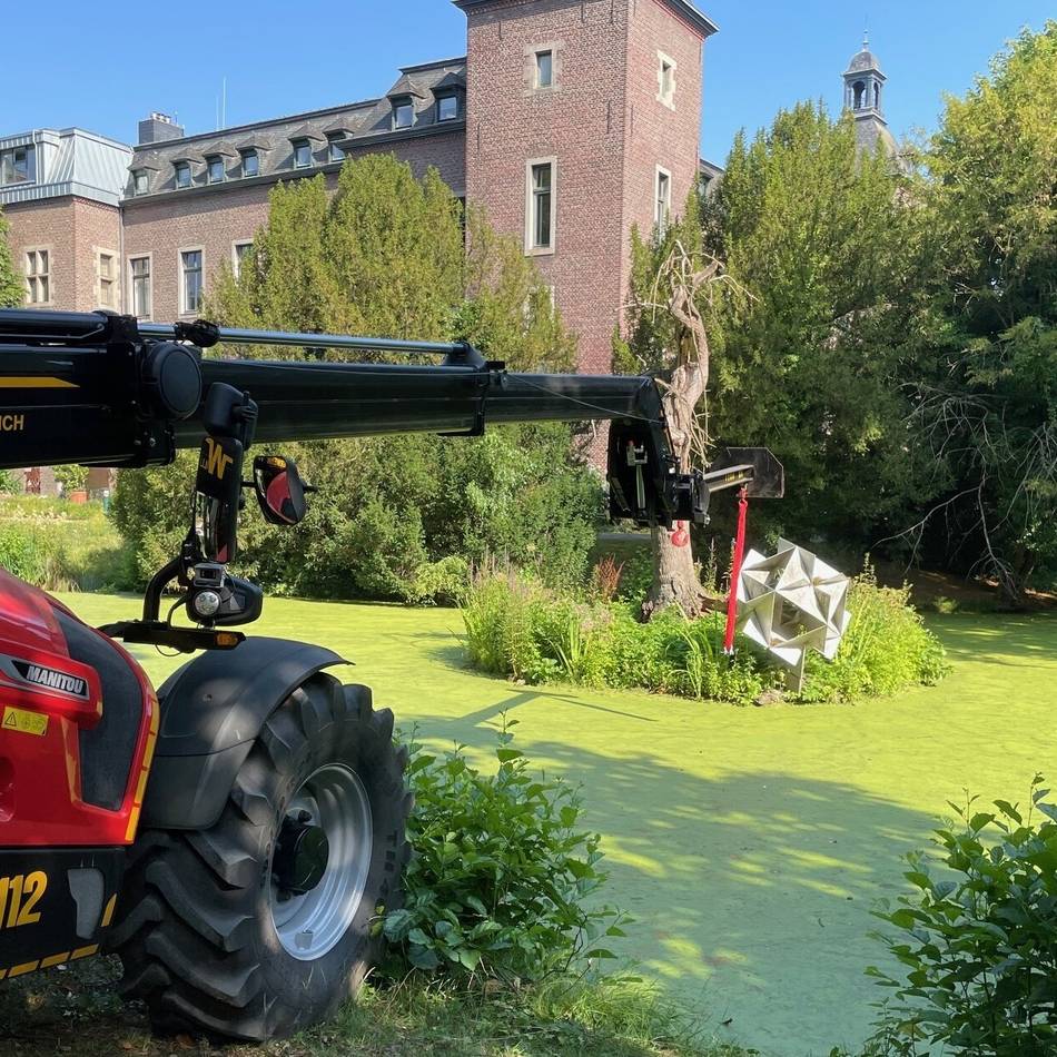 „Asteroid“ im Schlosspark in Neersen: Kunstwerk von bröckelnder Insel gerettet