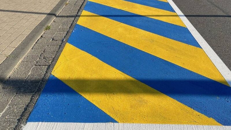 Schule Lerchenweg in Monheim: Elternhaltestellen sorgen für sicheren Schulweg