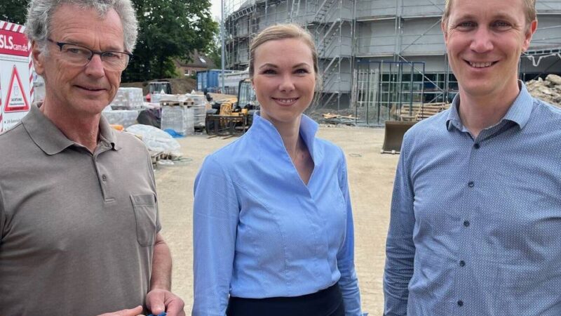 Symbolische Schlüsselübergabe: Vanessa Boy übernimmt die Geschäftsführung im Mona Mare