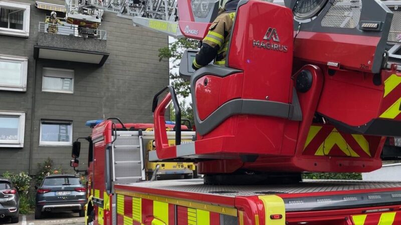 Brandalarm an der Schwarzbachstraße in Mettmann: Suche nach einem Anwohner in einer völlig verqualmten Wohnung