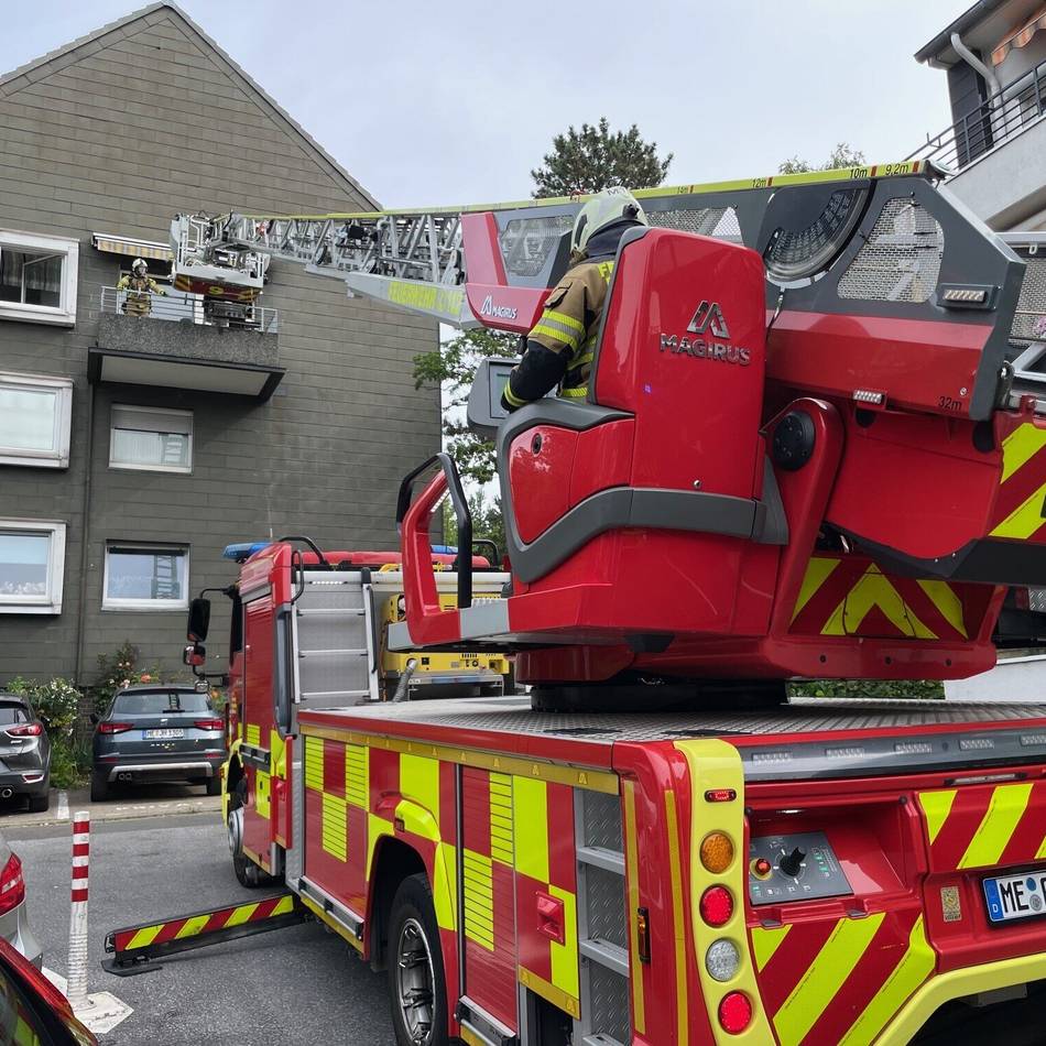 Brandalarm an der Schwarzbachstraße in Mettmann: Suche nach einem Anwohner in einer völlig verqualmten Wohnung