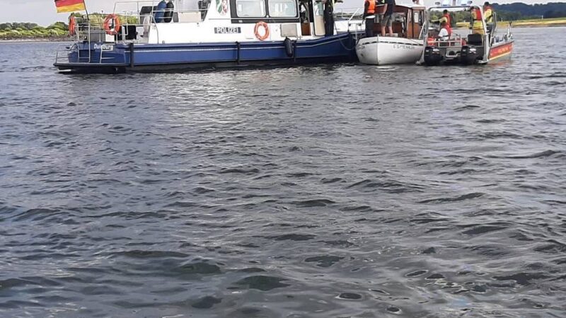 Rees/Wesel: Manövrierunfähig auf dem Rhein – Höchste Gefahr für vier Menschen