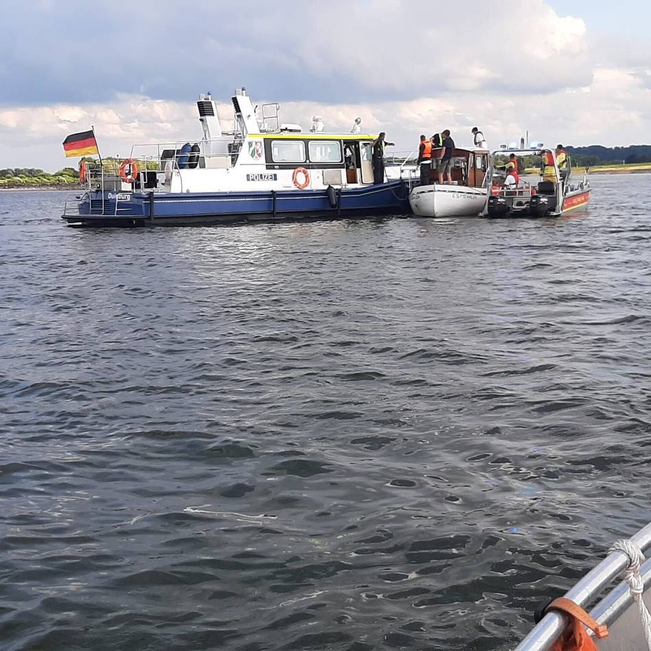 Rees/Wesel: Manövrierunfähig auf dem Rhein – Höchste Gefahr für vier Menschen