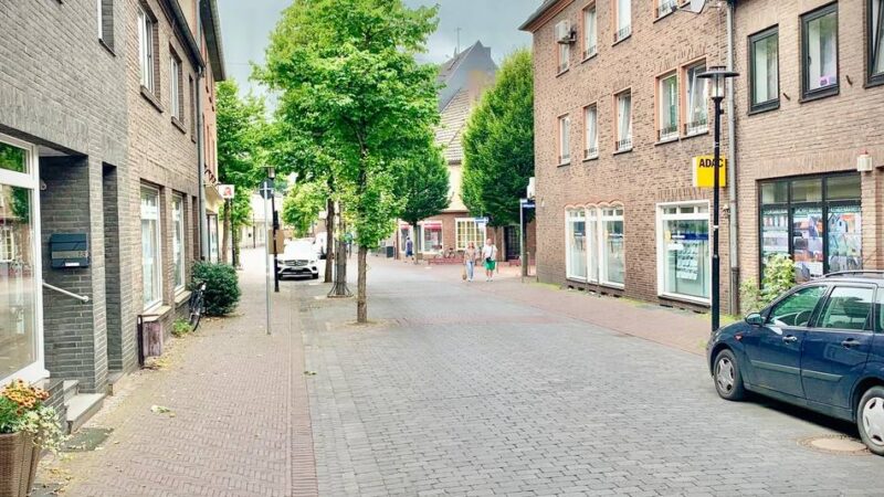 Mann wirft mit Flaschen um sich: Randalierer in Emmerich – Polizeieinsatz sorgt für Aufregung
