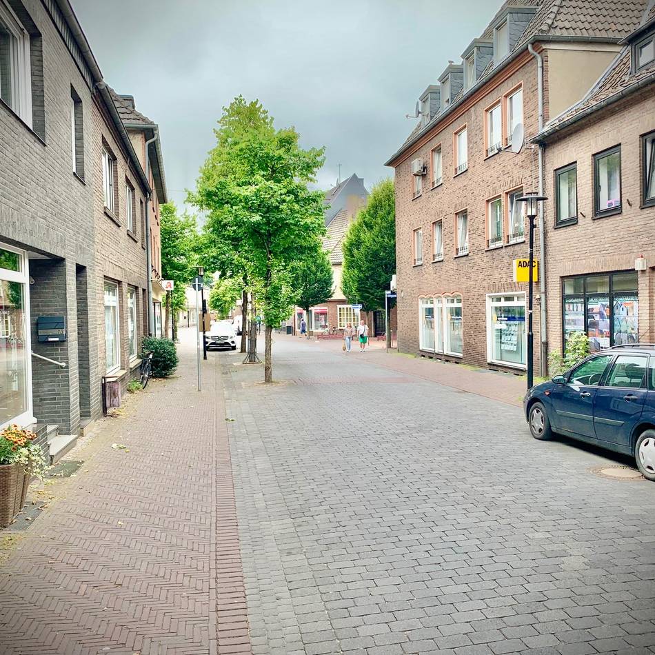 Mann wirft mit Flaschen um sich: Randalierer in Emmerich – Polizeieinsatz sorgt für Aufregung