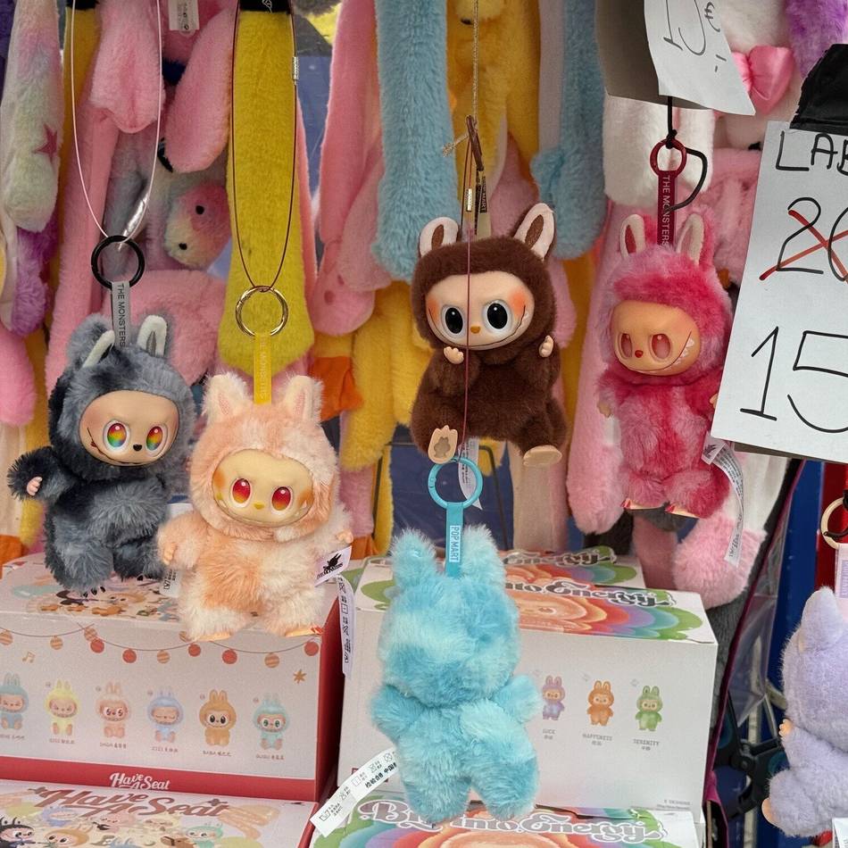 Weltweiter Hype: Labubus auf der Klever Kirmes – Riesenandrang auf chinesische Kuscheltiere