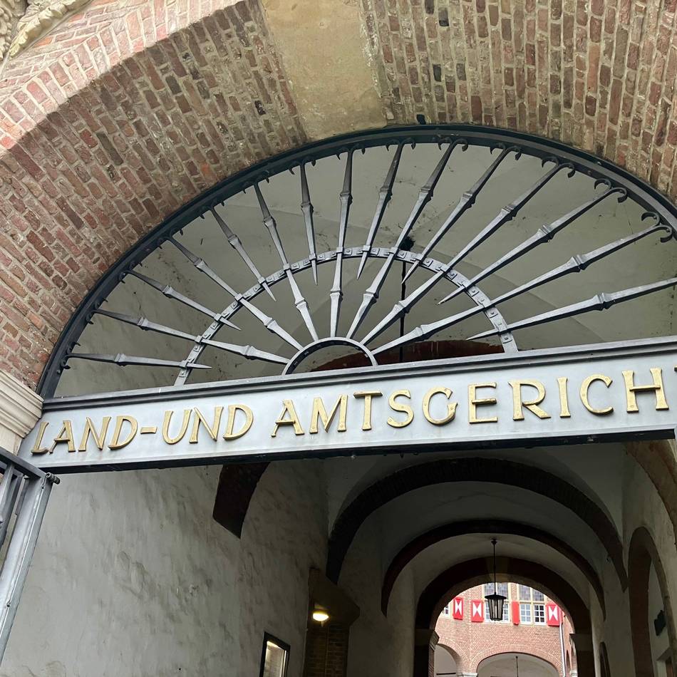 Prozessauftakt am Landgericht Kleve: 23-Jähriger wegen Vergewaltigung und Nötigung vor Gericht