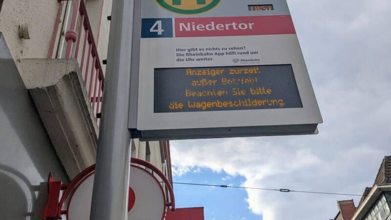 Anzeigetafeln an Haltestellen kaputt: „In Neuss haben wir jetzt einen Ausnahmefall“