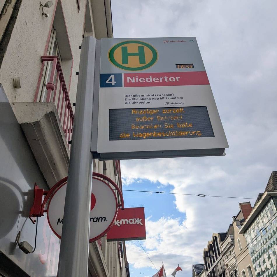 Anzeigetafeln an Haltestellen kaputt: „In Neuss haben wir jetzt einen Ausnahmefall“
