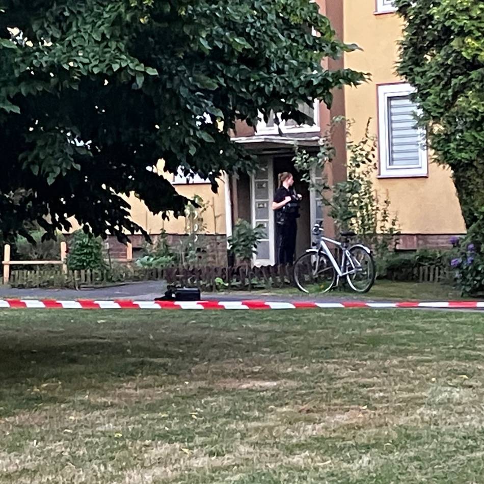 Gewaltdelikt in Dormagen: 37-jährige Frau tot und ein Schwerverletzter