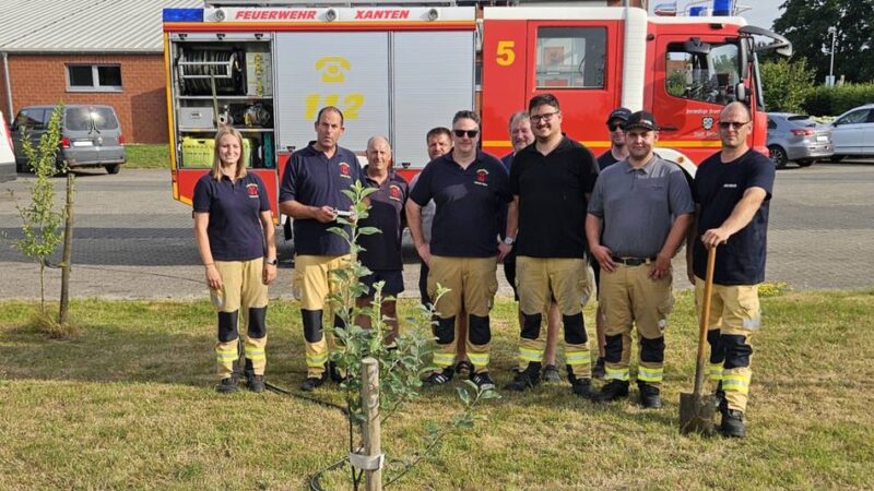 Apfelbaum gepflanzt: Feuerwehr-Einheit Xanten-Nord macht bei Baumpflanz-Challenge mit