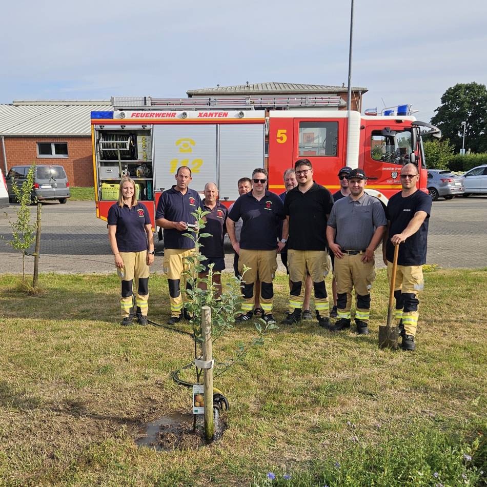 Apfelbaum gepflanzt: Feuerwehr-Einheit Xanten-Nord macht bei Baumpflanz-Challenge mit